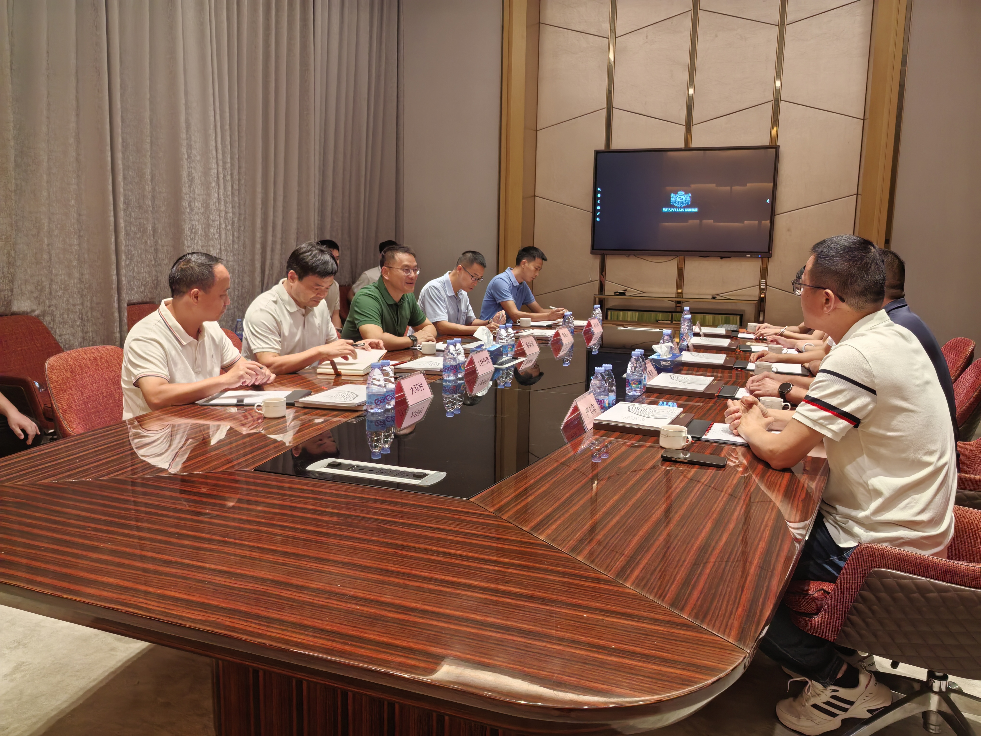 MEUBLES S&Eacute;NYUAN