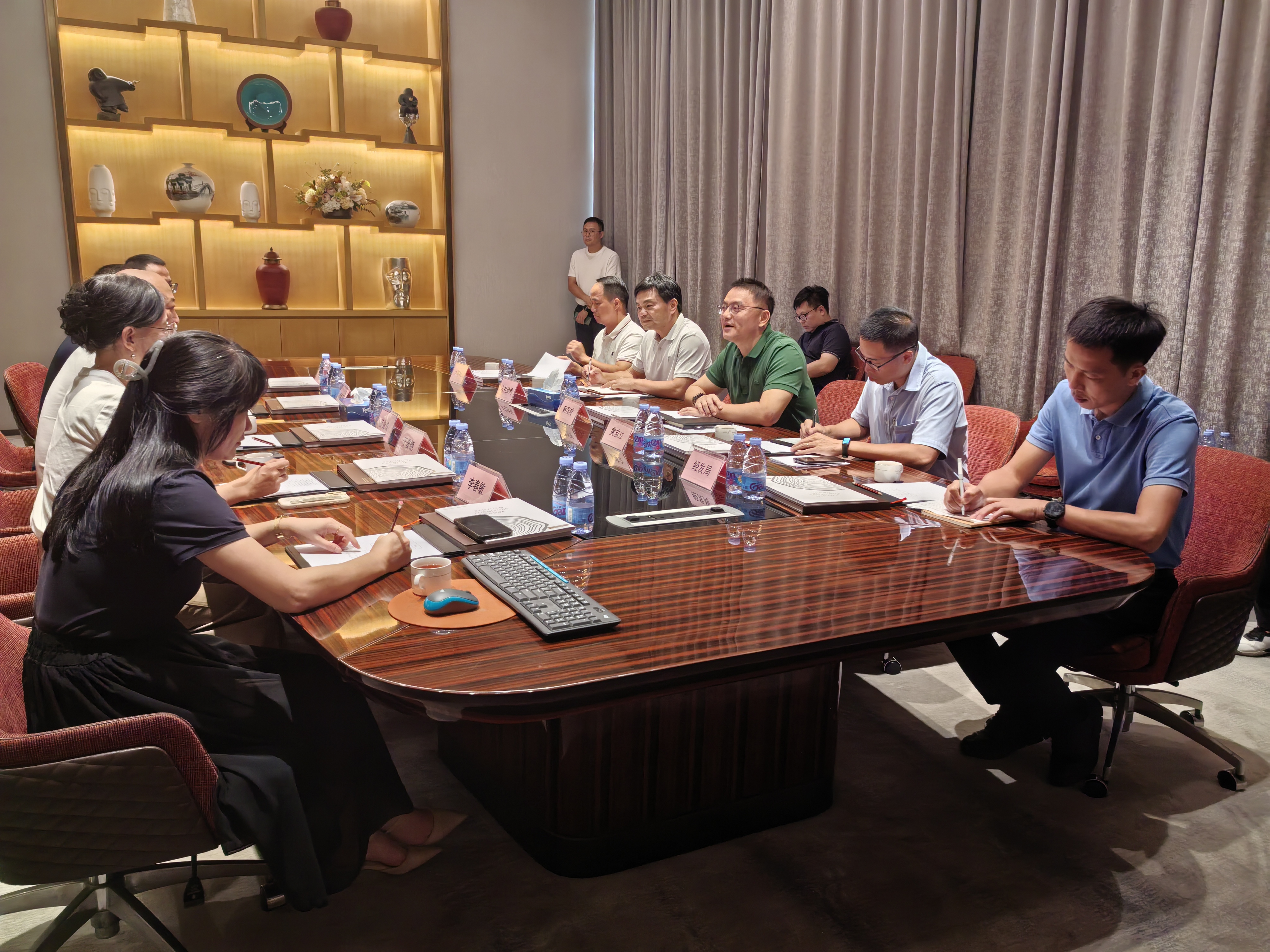 MEUBLES S&Eacute;NYUAN